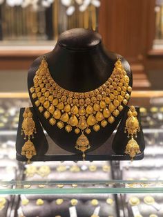 22k Gold Bridal Jewellery Set, Heavy Gold Necklace Designs, Bengali Jewellery Necklaces, Bengali Necklace Designs, Bridal Gold Jewellery Indian Wedding Bride, Bengali Bridal Jewellery Gold, Bengali Bridal Jewellery, Dubai Gold Jewelry Necklaces Bridal, Tanishq Jewellery Gold Necklaces