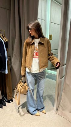 Suede Jackets For Women, Shearling Jacket Outfit Aesthetic, Suede Jacket Aesthetic, Winter/fall Outfits, Tan Suede Jacket Outfit, Brown Leather Jacket With Fur Outfit, Vintage Shearling Leather Jacket For Fall, Brown Leather Sherpa Jacket, Suede Jacket Outfit