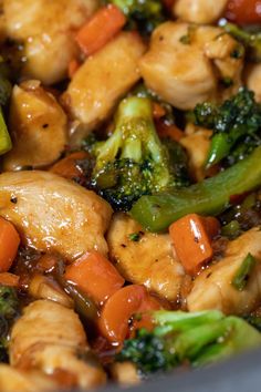 chicken, broccoli and carrots are in a stir - fry with sauce