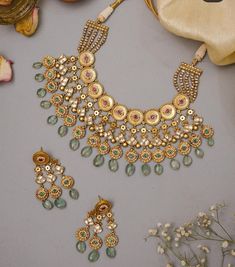 Kundan Jewellery Bridal Gold, Trendy Gold Necklace, Party Wear Jewellery, Tanishq Jewellery, Indian Wedding Jewelry Sets, Bridal Necklace Designs, Wedding Party Wear