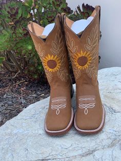 Sunflower  boots made with real leather, in the color honey/miel Come embroidered with a gorgeous design! Pretty Cowgirl Boots, Bohemian Style Boots For Ranch In Spring, Bohemian Style Ranch Boots For Spring, Western Style Yellow Boots For Spring, Yellow Western Boots With Round Toe, Boots Vaqueras, Mexican Botas, Mexican Fits, Sunflower Cowgirl Boots