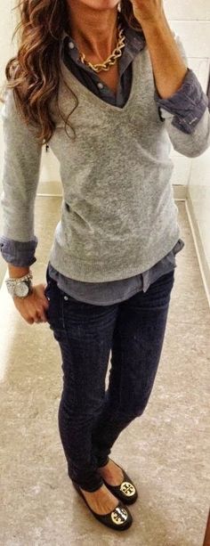 Winter fashion wear for women: Perfect Fall Work Outfit. Layered button up with a gray V-neck sweater, jeans, and chunky jewelry Legging Outfits, Mode Casual, Fall Outfits For Work, Mode Inspo, Looks Chic, Fashion Mode, Looks Style, Mode Inspiration, Work Attire