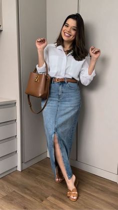 Blue Skirt Outfit Ideas, Denim Skirts Outfit, Denim Skirt Outfit Ideas, Office Wear Women Work Outfits, Blue Skirt Outfits, Outfits Faldas, Denim Skirt Outfit, Smart Casual Women Outfits, Skirt Outfit Ideas