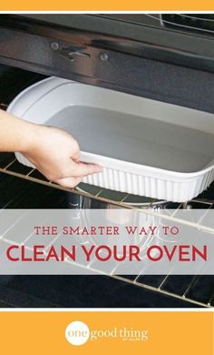 Clean Your Oven, Clean Hacks, Clean Baking Pans, Oven Cleaner, Deep Cleaning Tips, Oven Cleaning, Household Cleaning Tips, Cleaning Recipes, Cleaners Homemade