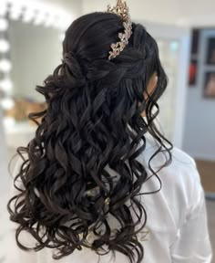 Dama Hairstyles Quinceanera, Quinceañera Hair, Hairstyles And Makeup, Sweet 16 Hairstyles, Quinceanera Makeup, Curled Hairstyles For Medium Hair, Quince Themes, Purple Quince, Quinceanera Pink