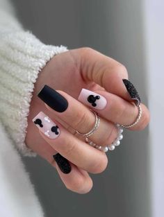 Mickey Nails Simple, Black Disney Nails, Disney Manicure Ideas, Disney Inspired Nails Acrylic, Classy Disney Nails, Mickey Mouse Nail Design, Simple Disney Nails, Nails Medium Coffin, Disney Themed Nails