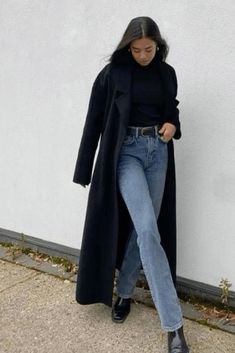 16  Outfits for How to Wear Chelsea Boots with Style This Fall Long Black Coat Outfit, Outfit Vaqueros, 13 Outfits, Vinter Mode Outfits, Black Coat Outfit, Long Coat Outfit, Kelsey Merritt, Long Black Coat, Pastel Outfit