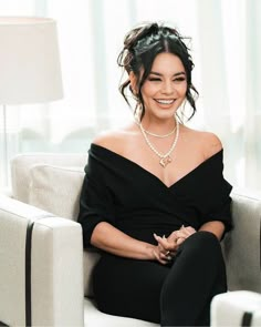 Vanessa Hudgens Style Casual, Vanessa Hudgens Makeup, Vanessa Hudgens Hair, Vanessa Hudgens Outfits, Estilo Vanessa Hudgens, Vanessa Hudgens Style, Small Face, Soft Gamine, Vanessa Hudgens