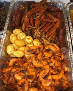 there are many different types of seafood in the tray