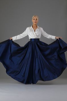 Taffeta skirt with sash included. Taffeta skirt makes a classical elegant look. This skirt is perfect for any occasion.  Waistline can be made wider or more narrow. Skirt can be made longer or shorter.  More skirts you can see here:  https://www.etsy.com/shop/DesirCouture?ref=seller-platform-mcnav&section_id=40312230 In order's note you can write your waist measurements and I will make according to your size. Standard Waist sizes: XXS 24.5 (62cm) XS 26 (66cm) S 28.5 (72cm) S/M 30 (76cm) M 31.5 ( Skirt Photoshoot, Couture Bridesmaid Dresses, Taffeta Skirt, Ball Skirt, Gown Skirt, Wedding Skirt, Classic Skirts, Rock Outfit, Full Circle Skirt