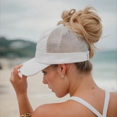 25 Quick and Easy Hairstyles For School Effortless Updo, Baseball Cap Hairstyles, Quick And Easy Hairstyles, Medium To Long Hair, Easy Updo, Easy Updo Hairstyles, Easy Hairstyles For School, Short Bangs