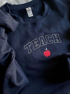 Long Sleeve School Tops With Embroidered Text, Varsity Long Sleeve T-shirt For School, Fall School Tops With Embroidered Logo, School Spirit Tops With Letter Embroidery, Long Sleeve Sweatshirt With Embroidered Logo For School, Collegiate Fall Sweatshirt For School, Collegiate Style Sweatshirt For School In Fall, Sporty Letter Embroidery Sweatshirt For School, Varsity Sweatshirt With Letter Embroidery For School