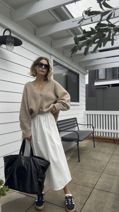 Skirt Style Winter, White Midi Skirt Outfit, Midi Skirt Style, Skirts Ideas, Midi Outfits, White Midi Skirt, Cold Outfits