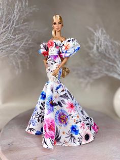 Floral long dress with detachable sleeves, corset with lining, snap fastening This is not a toy, for adults collectors only Luxury Fitted Floral Print Corset Dress, Luxury Floral Print Ball Gown, Luxury Floral Applique Floor-length Ball Gown, Multicolor Floral V-neck Dress With Vibrant Print, Luxury Floral Print A-line Evening Dress, Floral Dresses Long, Miniature Art, Floral Dress, Collectible Dolls