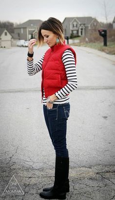 40 Cool Outfit Ideas with Puffy Vest Red Vest Outfit, Puffy Vest Outfit, Vest Outfits For Women, Looks Jeans, Red Puffer, Red Vest, Puffy Vest, Vest Outfits, Puffer Vest