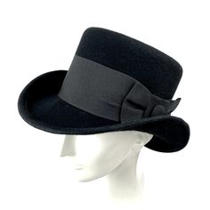 Black topper hat in pork pie style medium height. Edwardian and victorian top hat ideal for special occasions such as weddings, cocktails or parties. You can make your hat with your favorite color by choosing it from my Wool felt color card. Measurements in centimeters are 31 x 25. Crown height 12. Brim length 6.5. These measurements may have some slight variation depending on the size of the hat. The end of the brim is reinforced inside with a fine wire covered with cotton thread to always have Classic Brimmed Boater Hat For Winter, Formal Brimmed Top Hat For Winter, Classic Felt Hat For Kentucky Derby Evening, Classic Short Brim Costume Hat For Winter, Classic Evening Felt Hat For Kentucky Derby, Classic Cloche Hat With Adjustable Short Brim, Classic Top Hat With Flat Brim For Formal Occasions, Classic Short Brim Winter Costume Hat, Classic Boater Hat With Short Brim For Formal Occasions