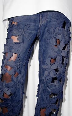 Embroidered Hibiscus Denim Jeans By Valentino Garavani | Moda Operandi White Mini Dresses, Unique Jeans, Denim Projects, Fashion D, Denim Ideas, Couture Details, Creation Couture, Upcycled Fashion, Jeans Diy