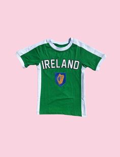 ✨Ireland baby tee ✨y2k football/soccer tee ✨Cute bright coloured crop top ✨Perfect for summer ✨Ireland aesthetic 🇮🇪  ✨See sizing guide for measurements  ✨Feel free to message me with any questions 😊 Vintage Crop Top T Shirts, Summer Ireland, Cheap 90s Cropped T-shirt, Y2k Cotton Crop Top T-shirt, Bebe Shirt 2000s, Y2k Style Stretch Cotton Cropped T-shirt, Brazil Baby Tee, Baby Tees 90s, Vintage Ireland