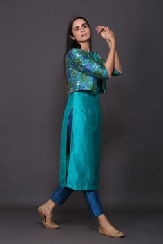 Peacock Color Combination Suits, Patola Silk Kurti Designs, Patola Dress Designs Kurti, Peacock Color Suit Punjabi, Silk Suit Ideas, Silk Kurti Designs Latest Party Wear, Patola Print Kurti Design, Silk Kurti Designs Party Wear For Women, Silk Kurti Designs Party Wear Latest Fashion