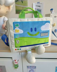 Step into the nostalgia of the '00s with our Windows XP Aesthetic Handbag - the cutest tech-inspired accessory you'll ever lay eyes on! This soft plush bag features a smiling Windows XP character with the most adorable little legs you've ever seen. The bag's screen proudly displays the iconic and cult-favorite Bliss wallpaper, taking you back to the days of serene green hills and clear blue skies 🌄☀️ On the bag's 'desktop,' you'll discover charmingly embroidered icons like the Recycle Bin, a fo Sims 4 Cc Maxis Match Clothing Folder, Windows Xp Aesthetic, Items Aesthetic, Bliss Wallpaper, Cool Objects, Aesthetic Bag, Recycle Bin, Frutiger Aero, Stuff For Sale