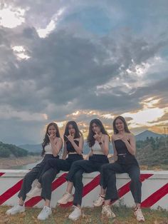 Pose For 4 Friends, 4 Bestie, 4 Girl Friends Aesthetic, Besfriends Foto Aesthetic, 4 Best Friends Pictures Aesthetic, Group Photo Poses, Group Picture Poses, Sisters Photoshoot Poses, Friendship Photos