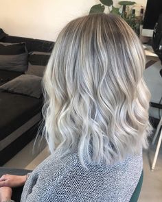 Hair Colour Ideas For Short Hair Shoulder Length, Shoulder Cut Hairstyles, Collarbone Length Hair Fine, Above The Shoulder Hairstyles, Grey Shoulder Length Hair, Mid Length Grey Hair, Shoulder Length Hair Trends, Shoulder Length Hair Blonde Highlights, Short Shoulder Length Hair With Bangs