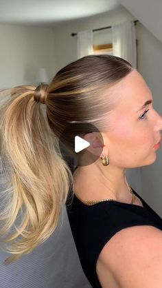 Sleek Pony Tailed Hairstyle, Cute Hairstyles For Medium Hair Slick Back, Low Slicked Ponytail, Wet Style Hair, Easy Party Ponytail, Slick Parted Ponytail, What Products To Use For Sleek Ponytail, Modern Ponytail Hairstyles, Middle Parting Ponytail