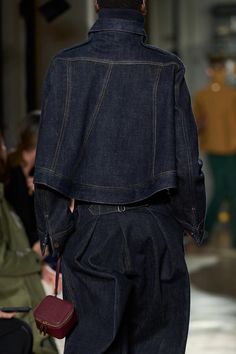 Victoria Beckham Fall 2024 Ready-to-Wear Fashion Show | Vogue Mens Denim Inspiration, Denim Editorial, Punk Chic, Denim Street Style, Denim Inspiration, 30s Fashion, Denim Chic, Casual Denim