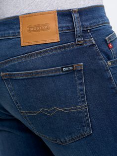 Straight jeans to klasyka w czystej postaci - niebieskie spodnie męskie klasyczne jeansowe Ronald 315 marki BIG STAR są (i będą) zawsze modne, niezależnie od zmieniających się trendów. Spodnie z niskim stanem podkreślają kształt sylwetki i bardzo dobrze wyglądają np. ze skórzanym paskiem. Nasze niebieskie spodnie męskie klasyczne jeansowe Ronald 315  o zwężanych nogawkach to must have mężczyzn, lubiących być na bieżąco z topowymi trendami i ponadczasowym stylem. Spodnie typu straight z delikatny Big Star, Ronaldo, Straight Jeans, Stars