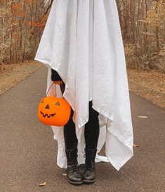 All the spooky vibes for October! This ghost aesthetic photoshoot was just what I needed to get in the Halloween mood! Blanket Ghost Aesthetic, Ghost Photoshoot Aesthetic, Bedsheet Ghost Photoshoot, Fall Aesthetic Ghost Photo Shoot, Pumpkin Blanket Aesthetic, Fall Hygge, Cozy Sweaters Outfits, Hygge Inspiration