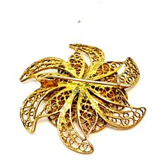 Beautiful golden filigree flower brooch. Made of silver. About 1960. Impressed! Measurements: measures approximately 40.1 mm in diameter. Weight: 7.06 grams. Composition: ** Silver without seal, acid test performed. See photos. We love the patina of time, but if you do not like it, you can invest a little time in cleaning and it will be perfect. The condition is good, with signs of wear. It is not new, please see the photos, which are an important part of the description. See the photos for your Antique Vintage Jewelry, Art Deco Bracelet, Sterling Silver Brooch, Art Deco Earrings, Silver Brooch, Silver Filigree, Flower Brooch, Floral Motif, Antique Vintage