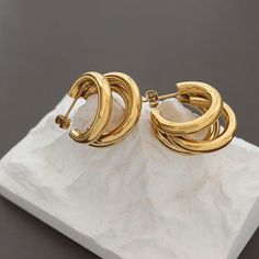 This season's must-have drop earrings! These Joni Triple Hoop Earrings are the perfect statement accessory for a show-stopping look. Material: 18k gold plated on stainless steel Size: 22mm Geometric Statement Earrings, Triple Hoop Earrings, Face Necklace, Pearl Hoop Earrings, Earring Crafts, Color Dorado, Summer Accessories, Gold Hoop, Gold Hoop Earrings