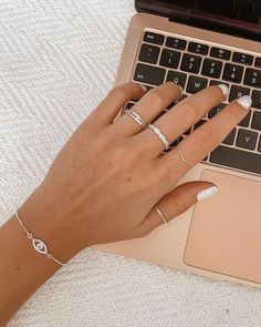 Silver Aesthetic Rings, Jewellery Ideas Silver, Jewelry Silver Aesthetic, Silver Accessories Aesthetic, Pretty Rings Silver, Cute Silver Jewelry, Silver Jewellery Aesthetic, Styling Rings, Rings Aesthetic Silver