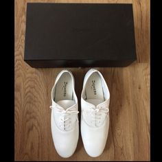 New With Box Org.$455 Repetto White Zizi Oxfords Fr40.5 New With Box And Dustbag Material : Leather Sole : Leather, Rubber Color : White Size : Fr40.5 Details : Buffed Leather Oxfords In Black, Lace-Up Closure, Stacked Leather Heel With Rubber Injection, Heel: H1 In, Made In France. White Leather Brogue Shoes With Closed Toe, White Leather Lace-up Shoes With Brogue Detailing, White Leather Slip-on Shoes With Brogue Detailing, White Leather Lace-up Shoes With Perforated Toe Box, Repetto Ballet Flats, White Leather-sole Closed Toe Ballet Flats, Gray Ballet Flats, Repetto Shoes, Pointed Ballet Flats