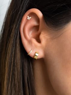 Simple Second Ear Piercing, 3 Ear Piercings Aesthetic, Classy Piercing Ideas, 2 Love Piercings, Earring Ideas For 3 Holes Gold, Three Ear Piercings Aesthetic, Cartalige Percinings Ideas, Second Ear Piercing Ideas Simple Stud Earrings, Peircings Women Small Ear