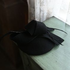 Brand Name deanwangkt Material Wool Type Hairpins Gender WOMEN Style Fashion Pattern Type Solid Department Name Adult Model Number TS0024 Feather Hair Accessories, Felt Fascinator, Pretty Hats, Derby Fascinator, Black Fascinator, Wedding Church, Feather Hair, Elegant Hats, Fascinator Hat