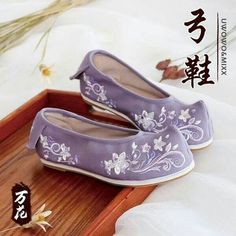 Hanbok Accessories, Asian Traditional Clothes, Chinese Shoes, Indian Shoes, Fairy Shoes, Chinese Aesthetic, Modern Hanbok, Kawaii Shoes, Shoe Crafts