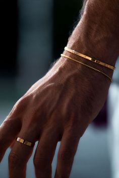 Mens Chain Bracelet, Minimal Accessories, Trendy Bracelets, Men Stylish Dress, Mens Gold Bracelets, Gold Bracelet Cuff, Minimalist Bracelet, Logo Tag