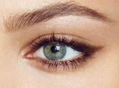 Permanente Make-up, Mascara Hacks, Subtle Cat Eye, Soft Makeup Looks, Cat Eye Makeup, Brown Eyeliner, Braut Make-up, Makeup Looks For Brown Eyes, Eyeliner Looks