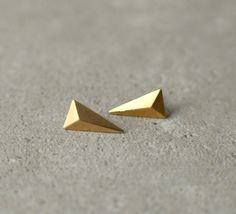 Geometric triangle earrings, minimalist and light weight on the ears #StudioBALADI #minimalistjewelry #studearrings Geometric Earrings Studs, Modern Hipster, Minimalist Stud Earrings, Unique Studs, Minimalist Earrings Gold, Stud Earrings Unique, Triangle Earrings Stud, Minimalist Earrings Studs, Emerald Earrings Studs