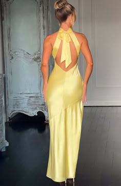 Here's to the nights you will remember because of the fits you won't forget. You will be unforgettable in Etta, our luxe maxi made from bias cut satin that skims beautifully over the body. The dress is completely backless with a high neck and an oversized tie neck detail. Elevate any look with Etta, platform heels and a sleek knot. 



Colour: Lemon.

Luxury bias cut satin.

High neckline.

Backless detail.

Skims over the figure.

Flares gently at the hem.

Maxi length.

Model is an XS and is w