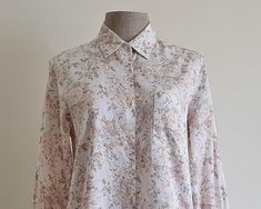 Vintage White Floral Print Shirt - Fabric : 100% cotton  - Button on the front - Collared neckline - Long sleeve - Left pocket - Unlined - Made in Japan - Very good vintage condition Measurements : Shoulders : 15" Bust : 38" Sleeves : 20.75" Total length : 26" Our products are vintage clothing that will be cleaned so you can be confident in the quality. We carefully inspect each garment to make sure that you get the most accurate and informed description possible. We do our best to state any imperfections in the listing. If a flaw accidentally escapes our inspection, please let me know as soon as possible and we will be happy to help remedy the situation. Please read the product description carefully before purchasing to ensure it meets your needs. If you have any questions, please feel fr White Floral Print Shirt, Comfy Fall Sweaters, Womens Blouses Summer, White Floral Shirt, Flower Print Blouse, Blouse Long Sleeve, Floral Print Shirt, Retro Summer, Shirt Fabric