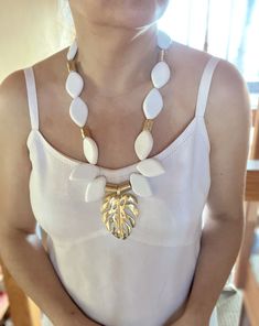 The perfect Summer accent matte white resin beads, gold cylindrical metal beads with gold leaf pendant. Resin And Clay, Gold Leaf Pendant, Original Necklace, Summer Necklace, Resin Beads, Leaf Pendant, Metal Beads, Perfect Summer, Gold Leaf