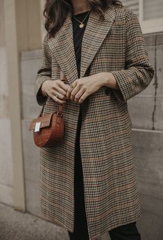 Checkered Outfit Ideas, Check Coat Outfit, Checked Coat Outfit, Checkered Wool Coat, Plaid Coat Outfit, Checkered Outfit, Checkered Coat, Plaid Trench Coat, Plaid Wool Coat