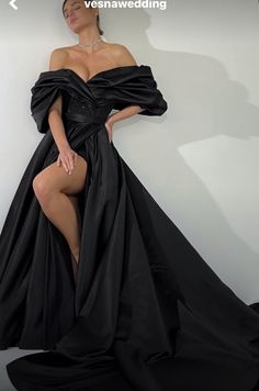 Black Gown Photoshoot, Elegant Black Dress Classy, Royal Black Dress, Black Gala Dress, Evening Black Dress, Grammy Dresses, 1 Million Followers, Black Sparkly Dress, Trendy Prom Dresses