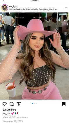 Banda Outfit Mexican, Spanish Concert Outfit Ideas, Pink Country Outfit, Cowgirl Outfits Pink, Bailes Outfits, Pink Western Outfit, Mexican Outfits For Women, Cowboy Outfits For Women, Cute Cowgirl Outfits