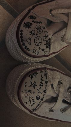 Shoe Sharpie Designs, Bleached Converse Design, Converse Doodles Aesthetic, Convers Drawing Idea, Shoe Coloring Ideas, Drawing On Shoes Ideas Easy, Things To Draw On Ur Shoes, Coloring Shoes Diy, Stuff To Draw On Your Converse