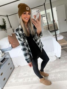 Bear Paw Short Boots Outfit, Midwest Casual Outfits, Leggings And Flannel Outfit, Leggings Casual Outfit, Black Leggings Casual, Leggings Outfit Ideas, Uggs Outfits, Styling Clothes, Leggings Outfit Casual