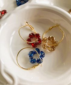 Hoop earrings with glitter flowers Sold in pairs 3 possible options: blue, red or gold glitter. ---------------------------------------------------- 🥨 Handmade, in Strasbourg, Alsace, France 🥨 Due to their handmade nature, no two products can be recreated exactly the same. You will always get a unique handmade model. Every piece of jewelry you see is handcrafted with care and love so you know you are getting a one-of-a-kind piece of jewelry. ---------------------------------------------------- 🌼 Dimensions 🌼 Creole diameter: 2.5cm Flower size: 2cm x 2cm ---------------------------------------------------- 🌼 Interview 🌼 This jewel is a costume jewel, it is made with stainless steel. To maintain its shine and for it to last over time, it is important to clean and maintain it regularly Gold Hoop Flower Earrings For Party, Flower Shaped Hoop Earrings For Party, Handmade Flower Hoop Earrings For Party, Sequin Earrings, Flower Hoop Earrings, Alsace France, Glitter Flowers, Alsace, Gold Glitter