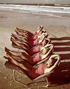 vintage everyday: Beautiful Color Fashion Shoots of Women's Bathing Suits in the 1950's Cypress Gardens, Vintage Swimwear, Vintage Beach, 인물 사진, Mode Vintage, Vintage Summer